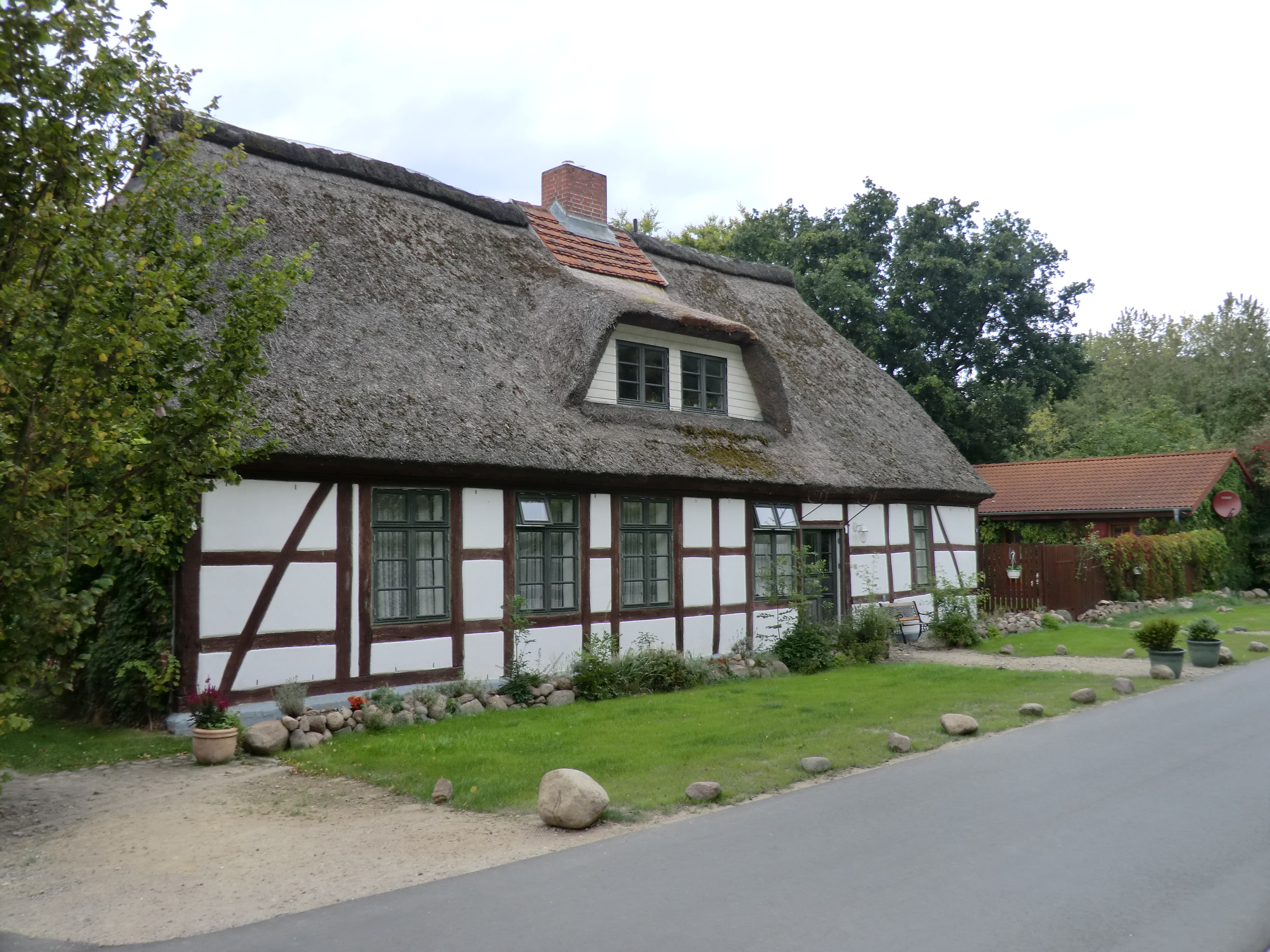 Fachwerkreetdachhaus (Altes Forsthaus) mit Ferienwohnungen unterschiedlicher Grösse und Ausstattung