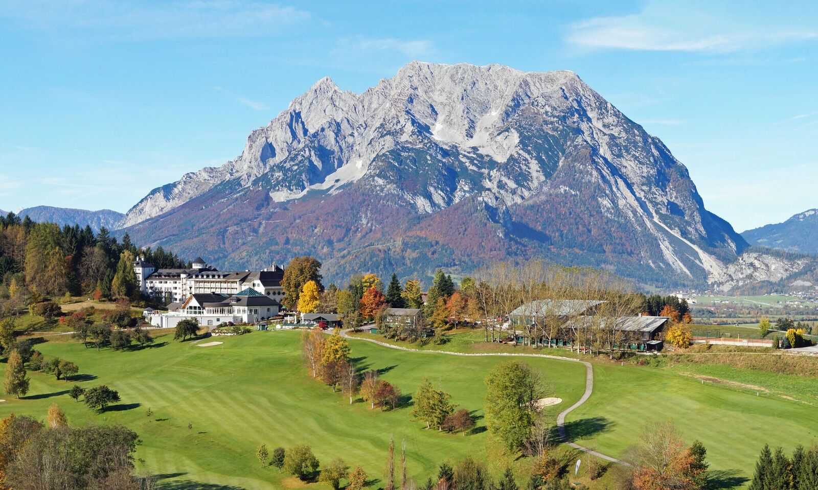 Das Romantik Hotel Schloss Pichlarn liegt direkt an einem exklusiven Golfplatz in den Alpen.
