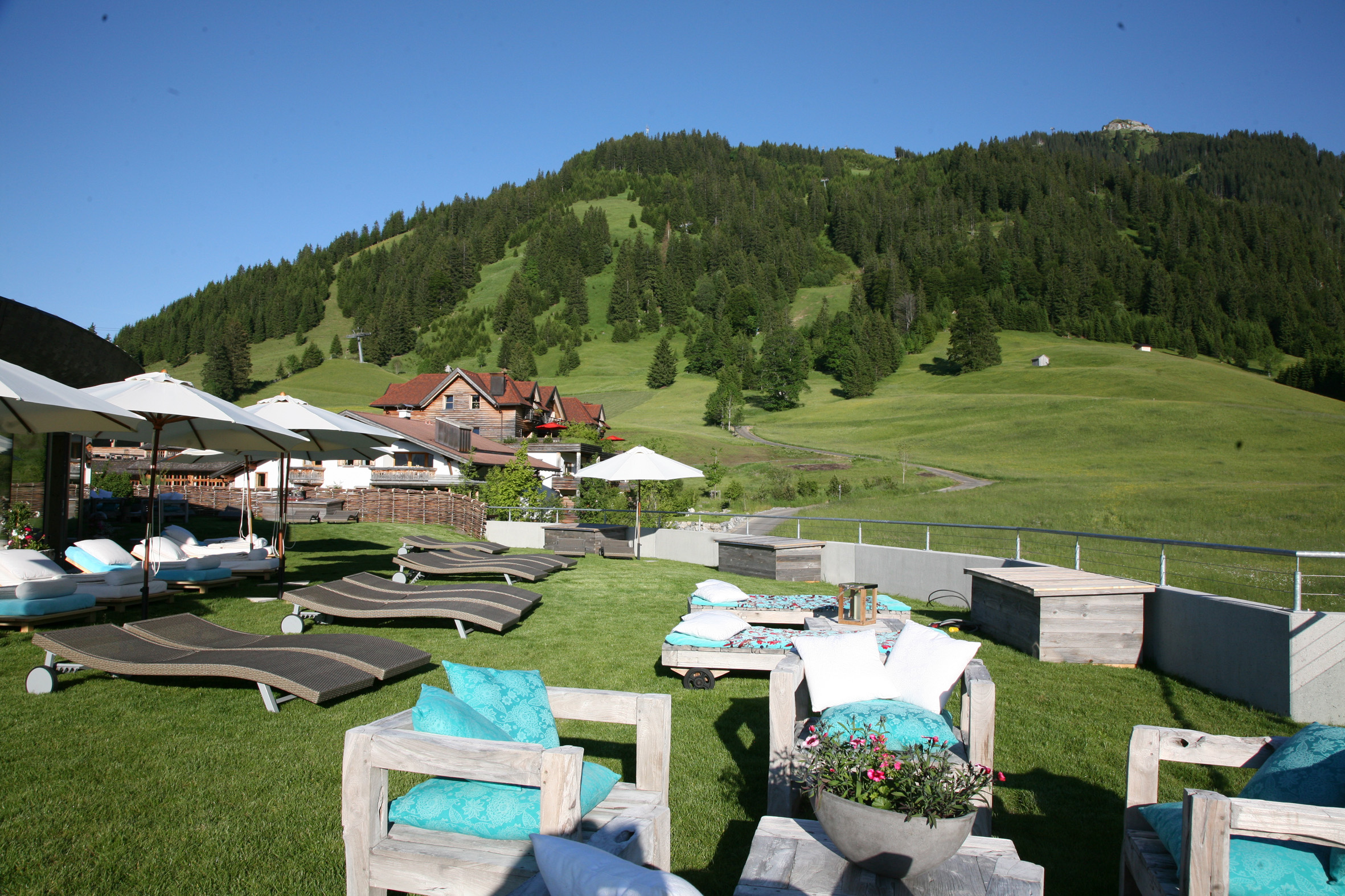 Bei der Erholung auf der Dachterrasse des „Jungbrunn“-Spa ist die Natur des Tannheimer Tals zum Greifen nah.
