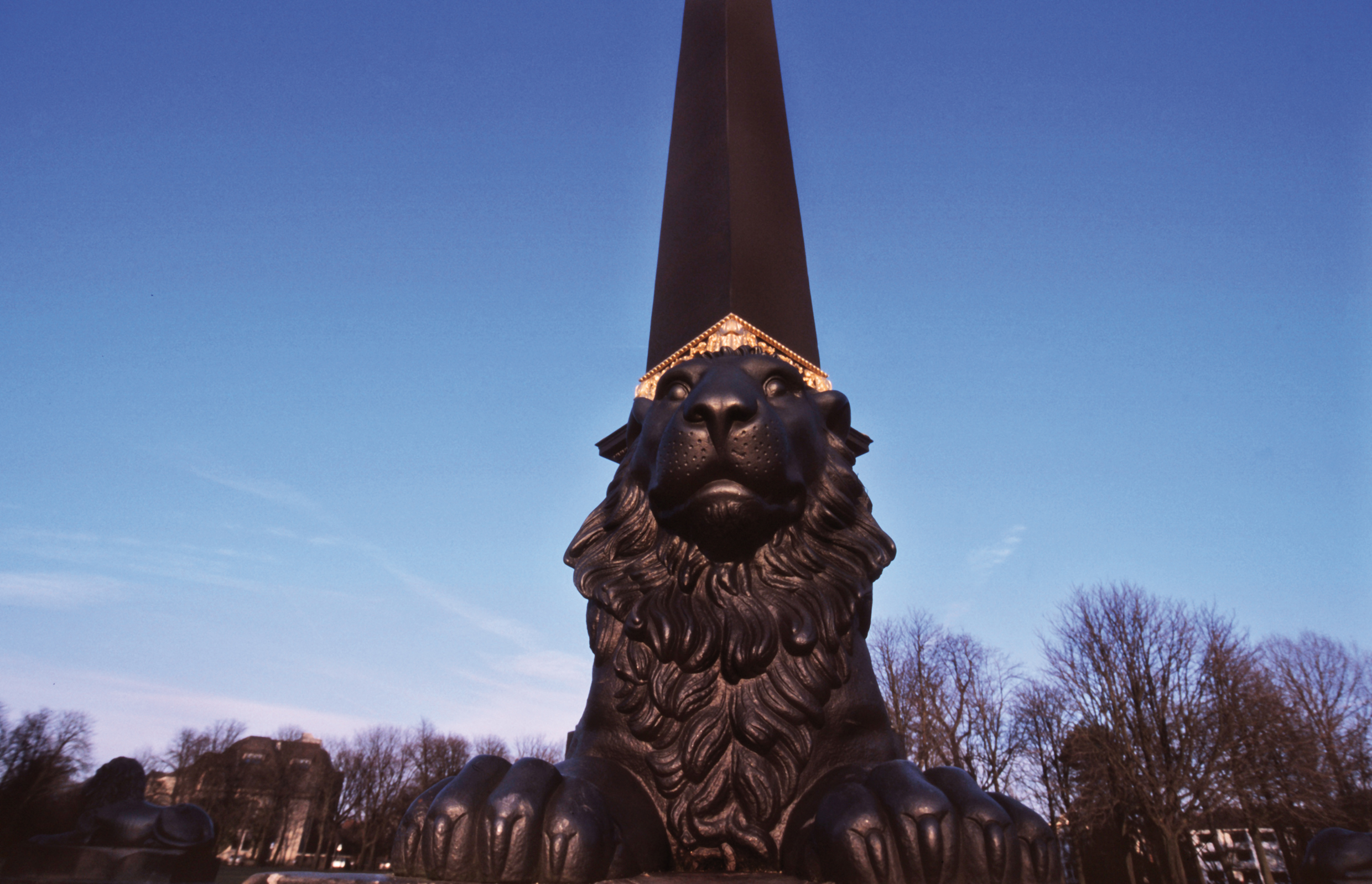 Obelisk auf dem Löwenwall am Abend.
