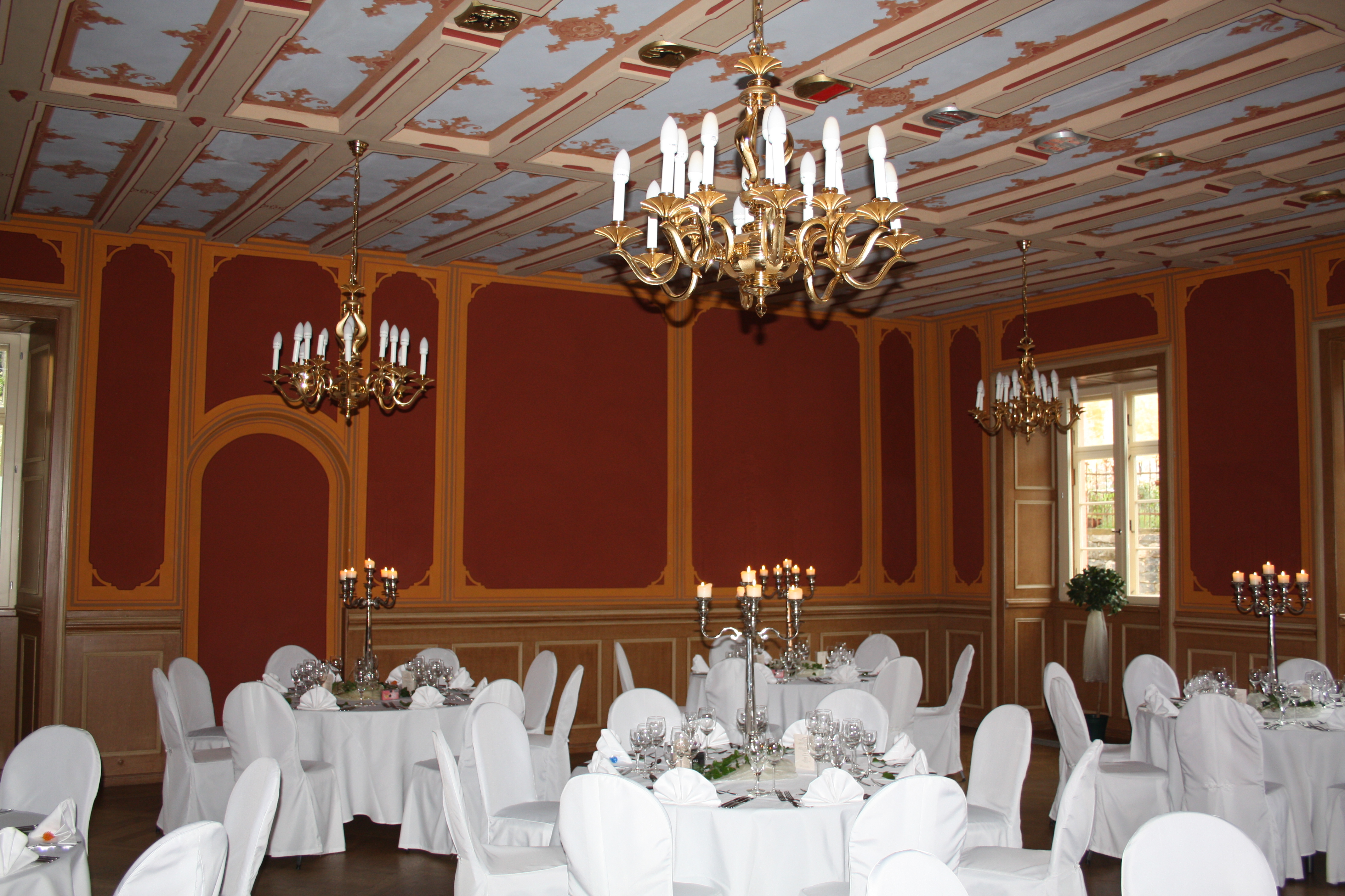 Besonders die eingelassenen Wappen in der Holzdecke machen den Wappensaal, welcher besonders gerne zu Hochzeiten und Tagungen gemietet bzw. genutzt wird, zu einem Schmucksaal.
