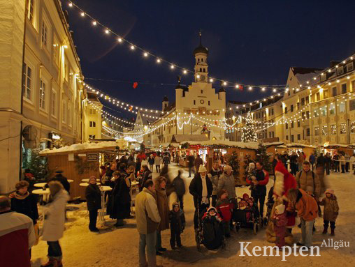 Kemptener Weihnachtsmarkt am Rathausplatz.
