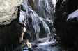 Die Partnachklamm im Winter mit Eiszapfen. 
Sie ist etwa 700 m lang und etwa 81 m hoch.