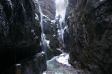 Die Partnachklamm im Winter mit Eiszapfen. 
Sie ist etwa 700 m lang und etwa 81 m hoch.