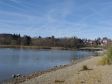 Der Tegernsee im Herbst mit einem kleinen Uferst�ck und der Br�cke �ber den Mangfall im Hintergrund.
Hierr�ber verl�uft auch der j�hrliche Tegernseelauf.
