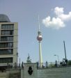 Der Fernsehturm von Berlin ist das h�chste Geb�ude der Hauptstadt. In den sechziger Jahren l�sst die DDR-F�hrung den Fernsehturm errichten.
