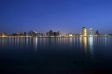 Abu Dhabi Skyline bei Nacht.