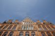 Altes Rathaus in der Altstadt Hannovers.

Erste Geb�udeteile wurden bereits im Jahre 1410 errichtet. Seitdem erfuhr dass Geb�ude einige Erweiterungen und �nderungen.

Das Alte Rathaus wurde 1998 aufwendig renoviert/saniert. 

In dieser historischen Kulisse bietet das alte Rathaus heute ein Restaurant im Atrium und Kreuzgew�lbe und im Festsaal wechselnde Events.