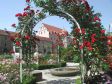 Das Kurf�rstliche Schloss von Amberg  mit seinem barocken Rosengarten.
