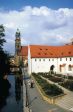 Blick in den Innenhof des Landratsamtes mit Rosengarten sowie auf die Basilika St. Martin in der Stadt Amberg in der Oberpfalz.