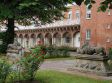 Der Marstall im Auricher Schlossbezirk

Der Marstall ist das �lteste erhaltene Geb�ude im Schlossbezirk. Es ist ein langgezogenes, zweigeschossiges Geb�ude welches 1588 von Graf Edzard II. errichtet wurde. Dieser baute Aurich zur Residenzstadt aus.