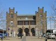 Bahnhof Minden

Der Mindener Bahnhof befindet sich auf dem rechten Weserufer. Mit dem Bau des Bahnhofs-geb�udes wurde im Jahre 1847 begonnen. Damit war es zur Betriebsaufnahme des Eisenbahnverkehrs in Minden am 15. Oktober 1847 noch ein Rohbau und wurde erst 1848 fertiggestellt. Das Bahnhofsgeb�ude wurde im romantischen Baustil errichtet, der nach dem mittelalterlichen Vorbild T�rmchen und Zinnen als Vorbild benutzte. Der Bahnhof Minden z�hlt zu den wenigen noch in diesem Baustil erhaltenen Bahnh�fen.