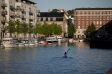 Christianshavn � Kopenhagens Bohemian Rhapsody.

Christianshavn hat sich vom einstigen Hafenarbeiterviertel zum angesagten In-Stadtteil mit einzigartigem Flair gewandelt. Hier leben Gesch�ftsleute, K�nstler, Yuppies, Hippies und ganz �normale� Familien Seite an Seite inmitten cooler Caf�s, Sterne-Restaurants und reizvoller H�user aus dem 19. Jahrhundert, die an malerischen Kan�len liegen. 

Die Einwohner von Christianshavn betrachten sich in erster Linie als Christianshavner � dann erst sind sie irgendwann auch Kopenhagener. Christianshavn ist Kleinstadtidylle und Gro�stadtfeeling zugleich. Und seit der Er�ffnung der Metro-Station am Christianshavns Torv auch von der Innenstadt schnell und einfach zu erreichen.

Quelle: vdk