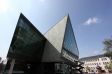 Darmstadtium - 2007 er�ffnet als Wissenschafts- und Kongresszentrum von Darmstadt.

Nach Pl�nen des Wiener Architekten Talik Chalabi wurde es auch mit einem Teil der mittelalterlichen Stadtmauer mit Wehrturm integriert.