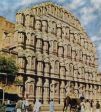 Palast der Winde

Der von Maharaja Pratap Singh 1799 erbaute "Palast der Winde" hei�t in Indien: Hawa Mahal.
Eine kunstvolle f�nfst�ckige Fassade mit 953 Nischen und Fenstern diente den Damen des Hofes zur Beobachtung des st�dtischen Lebens. 

Durch die d�nnen Mauern und deren viele L�cher kommt auch der Name zustande und der Effekt: Pfeifen und Windger�usche wohin das Ohr darin h�rt.