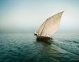Ein Dhow (Deutsch: Dau) bei Abu Dhabi beim segeln.