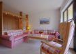 Appartement Wohnraum mit roter Couchecke (c) Soenne im Dorint Sporthotel Garmisch-Partenkirchen.