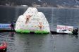 Rund 50 Meter Schwimmstrecke muss zur�ckgelegt und ein Eisberg erklommen werden. Wahrlich nach dem Motto: "feel the frost"!