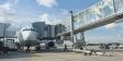 Fluggastbr�cke mit Lufthansa-Maschine am Flughafen Hannover/Langenhagen.