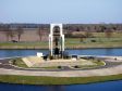Freiheitsglocke in der S�dheide Gifhorn
Auf der Freifl�che vor dem Kunsthandwerker-Institut wurde das Denkmal "Europ�ische Freiheitsglocke" errichtet. Dieses erinnert an die jahrzehntelange Teilung Deutschlands und Europas, aber auch an den friedlichen Fall des "Eisernen Vorhangs" vor nunmehr fast 20 Jahren. Auf der rund 10 Tonnen schweren Bronzeglocke werden die Portraits der vier bedeutenden Pers�nlichkeiten Michail Gorbatschow, George Bush sen., Helmut Kohl und Gyula Horn abgebildet, die wesentlich zur �berwindung der Grenzen und zur Einigung Deutschlands und Europas beigetragen haben. Alle vier haben zudem spezielle Zitate f�r das Denkmal geliefert, die auf der Glocke abgebildet werden. Das Denkmal "Europ�ische Freiheitsglocke" entstand aus privater Initiative in Tr�gerschaft des gemeinn�tzigen Vereins "Die Br�cke" e.V.. Die Schirmherrschaft hat Niedersachsens Ministerpr�sident Christian Wulff �bernommen. Quelle: S�dheide Gifhorn GmbH