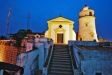 Guia Festung Macau mit ihrer Kapelle und dem Leuchtturm.
Sie wurde zwischen 1622 und 1638 erbaut.
Der Guia Leuchtturm wurde 1865 der Festung hinzugef�gt, er war somit auch der erste moderne Leuchtturm an der chinesischen K�ste.