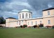 Schmuckhof mit Bibliothekspavillonin den Herrenh�user G�rten Hannover.
Das Geb�ude stammt aus dem Jahre 1817 und wurde von Georg Ludwig Friedrich Laves geplant.
Damals erbaut als Wohnsitz der Hofg�rtner.

Anfahrt:
Herrenh�user Stra�e 4
30419 Hannover
 