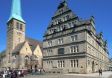 Das Hochzeitshaus und die Marktkirche von Hameln.

Das Hochzeitshaus wurde 1610-1617 als Feier- und Festhaus der B�rgerschaft errichtet und trug bis in das 19. Jahrhundert hinein einfach den Namen das �Neue Geb�ude�.