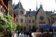 Innenhof von Schloss Marienburg mit Biergarten.
