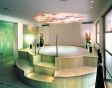 Hot-Whirlpool des Hotel Kaprunerhof.

In der Spa- und Relaxoase unseres Wellnesshotels finden Sie alles, was es f�r erholsame Stunden braucht: eine Finnische Au�enblock-Sauna mit K�beldusche, ein Sole-Dampfbad, eine Biosauna, einen Hot-Whirlpool und einen Ruhebereich mit Wasserbetten zur Entspannung. Massagen, Kosmetik und K�rperanwendungen werden ebenfalls angeboten.