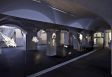 Im Inneren der eindrucksvollen Spiegelwand im Eingangsbereich des Swarovski Innsbruck verbergen sich faszinierende Kristallkreationen und legend�re St�cke, darunter aufw�ndige Signature Pieces f�r die K�niginnen des Films und der B�hne.