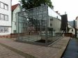 Die mittelalterliche Synagoge ist heute mit einem Glaskubus bedeckt. 