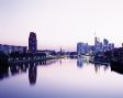 Lindner Hotel & Residence Main Plaza in Frankfurt am Main (links am Mainufer) mit Mainblick und Frankfurter Skyline im Hintergrund (rechts).
