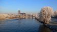 Der Magdeburger Dom mit Elbe zur Winterzeit.