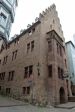 Gotisches Sandsteingeb�ude "Steinernes Haus" aus dem Jahre 1319.

Mit mittelalterlichem Au�enklo und ansteigend gemauerte Giebel.

Es wurde kurz nach dem verheerenden Stadtbrand von 1319 erbaut.