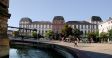 Schloss und Brunnen auf dem Marktplatz.