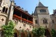 Geranienbepflanzung auf dem Balkon im Innenhof vom Schloss Marienburg. 