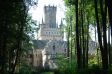Schloss Marienburg in Pattensen bei Hannover. Aus dem Wald hinaus - ins Schloss hinein. Eine sch�ne Perspektive des Schloss Marienburg.