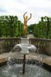 Wasserspiele und goldene Statur in den Herrenh�user G�rten Hannover.