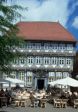 Das Stiftsherrenhaus in Hameln. Es wurde 1558 vom Kaufmann und B�rgermeister Friedrich Poppendiek erbaut.
Die Vorderseite zeigt in drei Zonen reichen ornamentalen und fig�rlichen Schmuck, welcher antike Planeteng�tter und zahlreiche biblische Bildmotive zeigt.