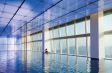 Schwimmbad am Tag im The Ritz-Carlton Hong Kong.