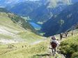 24-Stunden-Wanderung im Tannheimer Tal.

Rund 50 Kilometer und insgesamt 7.000 H�henmeter werden zur�ckgelegt. Der Weg f�hrt vom F�ssener J�chle �ber die Gaichtspitze und die Landsberger H�tte bis zum Gei�horn.

Bild: Auf der letzten Etappe f�hrt der Weg hinab ins Tal zum Vilsalpsee.

Infos unter www.tannheimertal.com.


