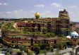 "Waldspirale"
Hundertwasser Haus.

Das Geb�ude wurde nach den Pl�nen des
Wiener K�nstler Friedensreich Hundertwasser gestaltet und im Jahr 2000 fertiggestellt.
