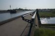 Wasserstra�enkreuz

Ein besonderer Anziehungspunkt f�r Touristen ist das Wasserstra�enkreuz von Weser und Mittellandkanal mit der 83 Meter langen Schachtschleuse und der 1998 in Betrieb genommenen imposanten Kanalbr�cke. Mit 370 Metern L�nge ist sie Europas zweitgr��tes Br�ckenbauwerk der Binnenschifffahrt. Dieses kann man vom Land oder auch vom Wasser aus besichtigen. Die "Wei�e Flotte" bietet Fahrten auf der Weser und dem Mittellandkanal sowie Rundfahrten am Wasserstra�enkreuz an. 13 Meter H�henunterschied m�ssen die Schiffe bei einer Schleusung vom Kanal in die Weser oder umgekehrt �berwinden.