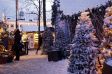 Weihnachtsmarkt in Tivoli mit schneebedeckten Tannen.