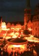 Der Weihnachtsmarkt in Hameln hell beleuchtet durch Weihnachtsschmuck und leuchtende St�nde.