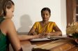 Die ayurvedische Pulsdiagnose geh�rt zur t�glichen Untersuchung.