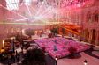 macau feiert 2012: Drachendeko im mgm Macau mit Gl�cksgarten aus 800.000 Pfirsichbl�ten.