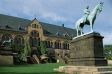 Kaiserpfalz in Goslar mit Statue