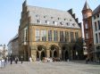 Rathaus Minden

Das historische Rathaus am Markt gilt als das �lteste durchg�ngig genutzte Rathaus Westfalens. Es ist um 1250 in unmittelbarer N�he zur Domfreiheit erbaut worden. Original ist noch die gotische Laube aus dem 13. Jahrhundert. Zum Ende des Zweiten Weltkrieges ist das Rathaus nahezu vollst�ndig zerst�rt und Mitte der 50 Jahre wieder aufgebaut worden.