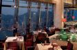Restaurant mit Blick auf die Stadt und den Hafen am Abend im The Ritz-Carlton, Hong Kong.